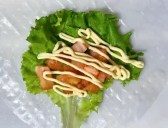 ライスペーパーの上にレタス、トマト、マヨネーズを重ねる写真（撮影：grapeフード編集部）