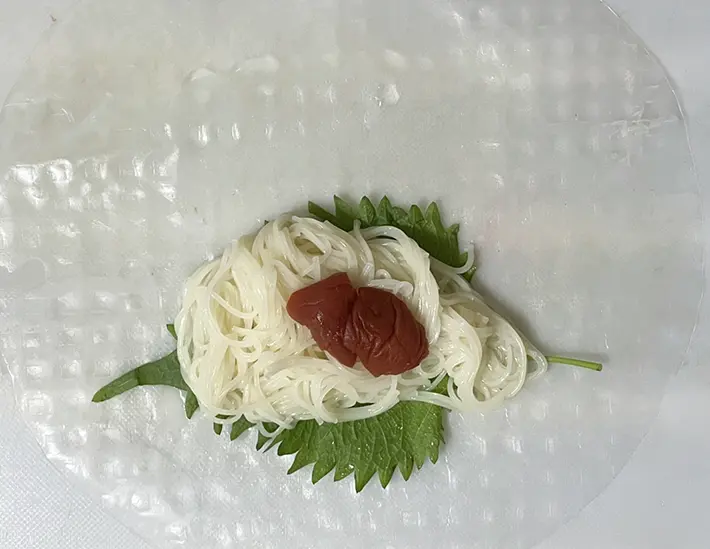 ライスペーパーでそうめんを巻く写真（撮影：grapeフード編集部）