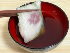 ライスペーパーで巻いたそうめんの写真（撮影：grapeフード編集部）