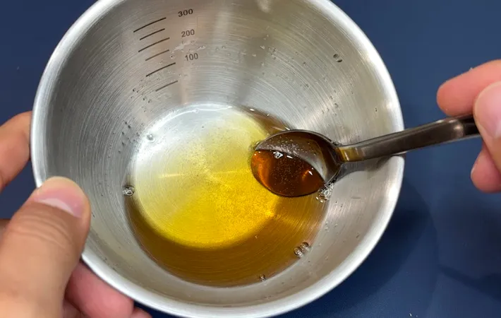 お湯に砂糖と塩を溶かしているところの画像（撮影：キジカク）