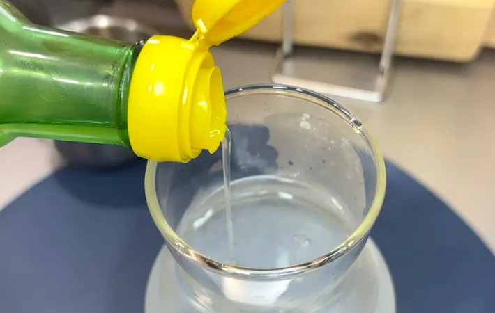水にポッカレモンを加えているところの画像（撮影：キジカク）