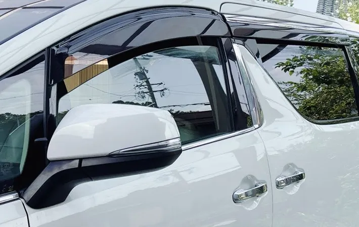『車の窓を開ける』写真（撮影：キジカク）