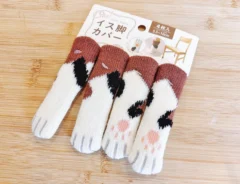 『猫足柄のイス脚カバー』の写真（撮影：キジカク）
