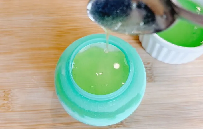 メロンアイスにゼリー液を流し込んでいる画像（撮影：キジカク）