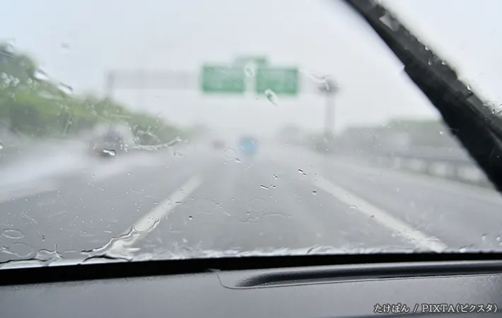 車と曇った窓の写真