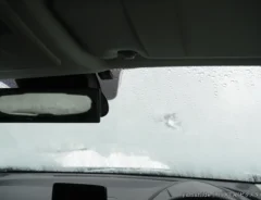 車と曇った窓の写真