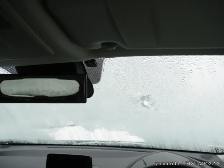 車と曇った窓の写真