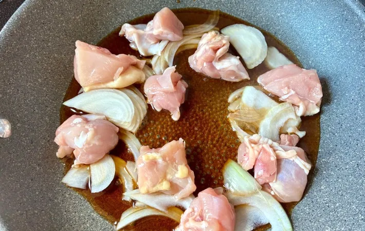 鶏肉とタマネギを加えた画像（撮影：エニママ）