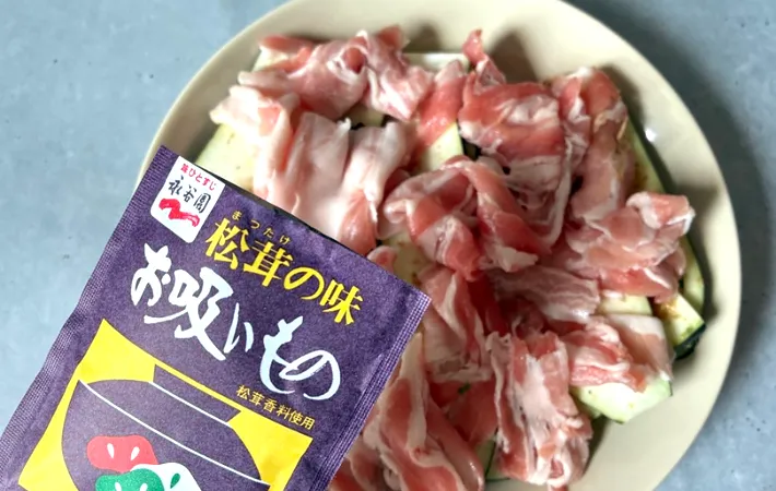 「松茸の味お吸いもの」を振りかける画像（撮影：エニママ）