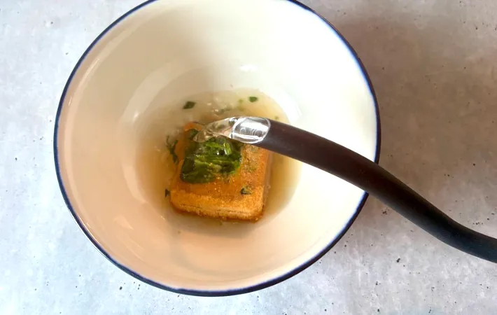 味噌汁を作る画像（撮影：エニママ）
