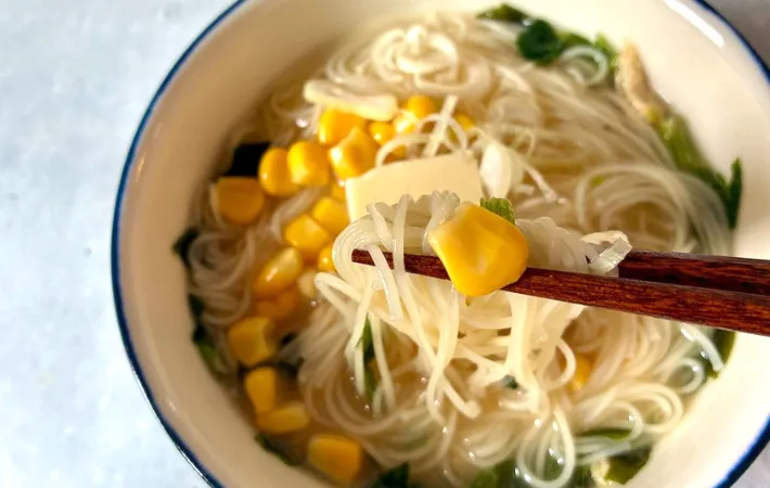 麺を箸で持ち上げる画像（撮影：エニママ）