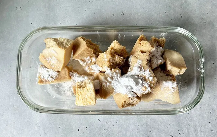 味付けした高野豆腐に片栗粉をまぶす画像（撮影:エニママ）