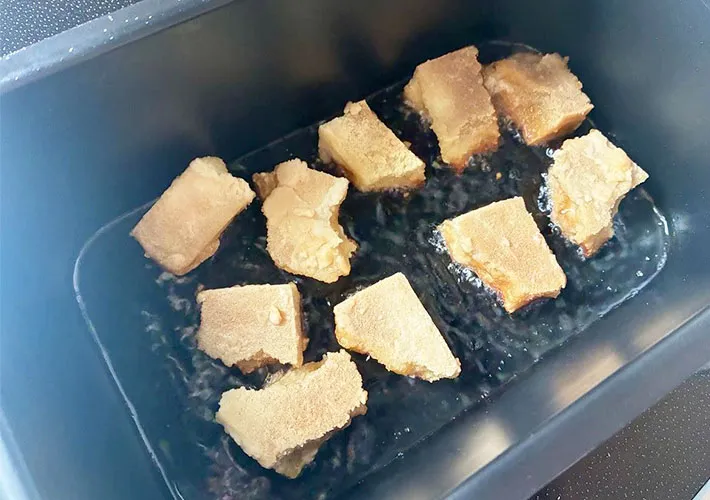 高野豆腐を揚げている画像（撮影:エニママ）