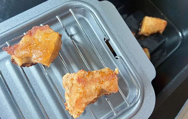 揚げた高野豆腐を油から取り出す画像（撮影:エニママ）