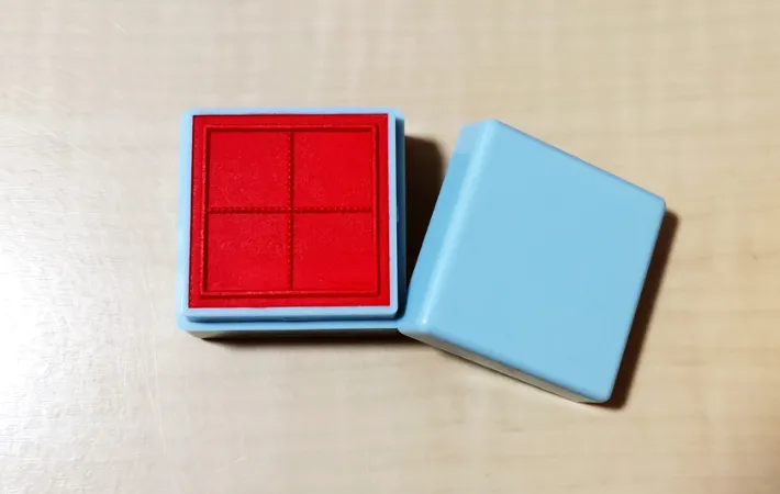 『文字練習用 マス目スタンプ』のスタンプ面の画像（撮影：エニママ）