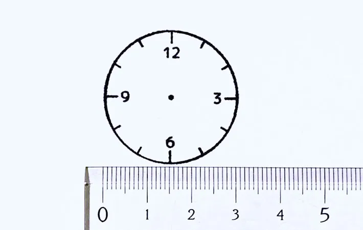 時計作成スタンプの印影のサイズを測っている画像（撮影:エニママ）