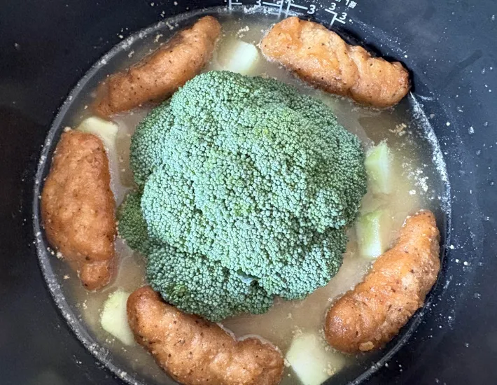 ブロッコリーと『丸かじりチキボン』を並べた画像（撮影：エニママ）