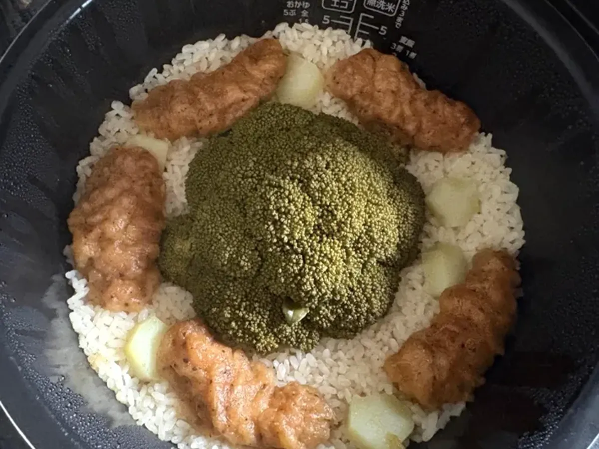 ブロッコリーと丸かじりチキボンの炊き込みご飯