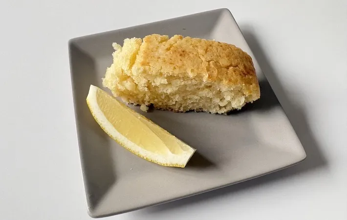 器に盛りつけた『レモンケーキ』の画像（撮影：エニママ）
