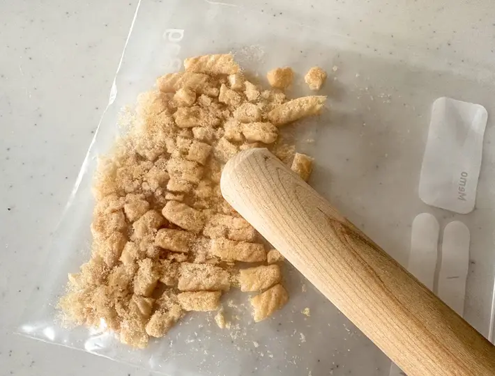 えび風味スナックを砕いた画像（撮影：エニママ）