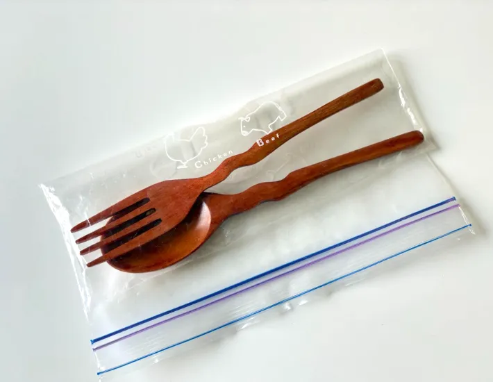カトラリーをジップ付き袋に入れた画像（撮影：エニママ）