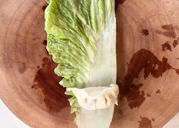 白菜に『レンジでギョーザ』を乗せた画像（撮影：エニママ）