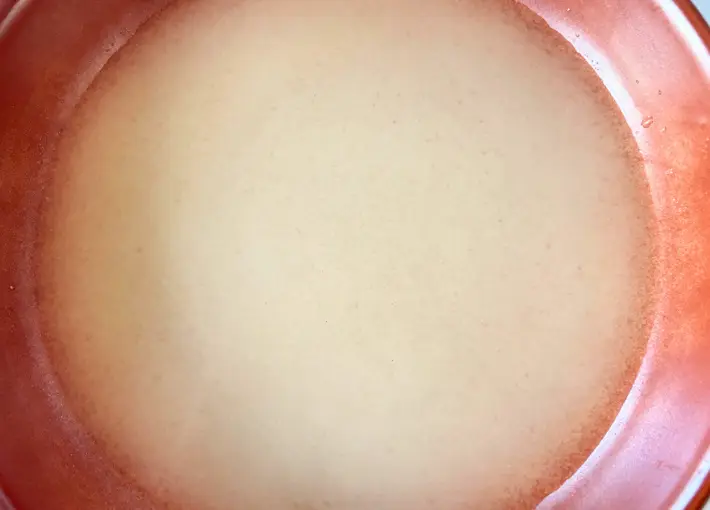水と『味の素KK 丸鶏がらスープ™』を混ぜた画像（撮影：エニママ）