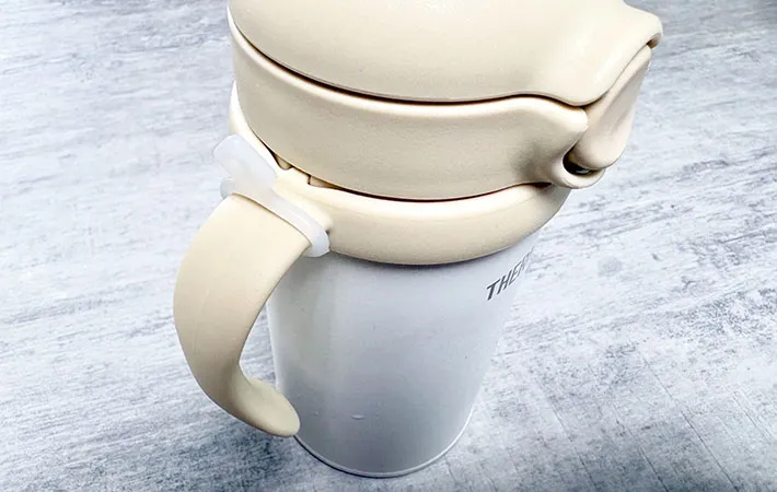 ベビーマグにケーブルバンドを付けた画像（撮影:エニママ）