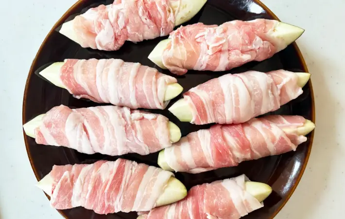 耐熱皿に肉巻きを並べた画像（撮影：エニママ）
