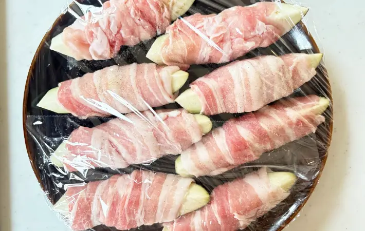 塩コショウをふってラップをかけた画像（撮影：エニママ）