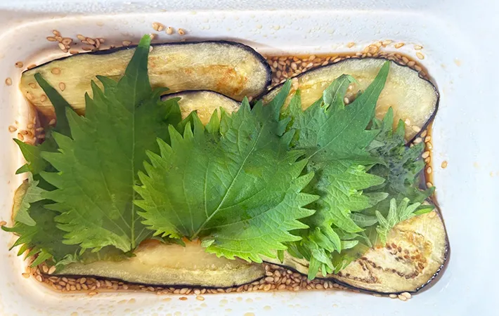 漬けダレにナスと大葉を入れた画像（撮影：エニママ）