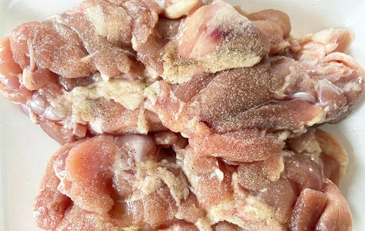 鶏もも肉に塩こしょうをした画像（撮影：エニママ）