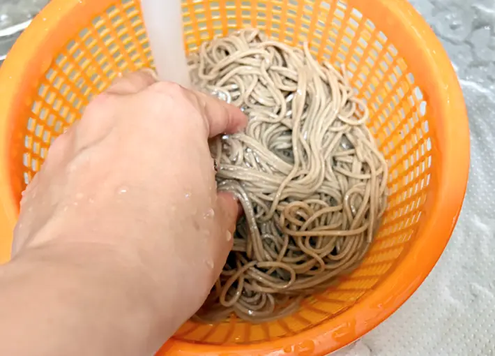 ゆでたそばを洗っている画像（撮影：エニママ）