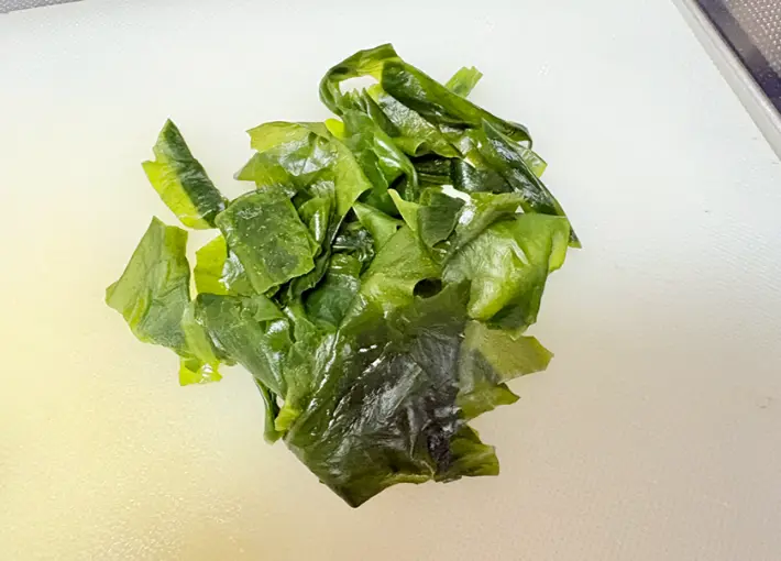 ひと口大に切ったわかめの画像（撮影：エニママ）