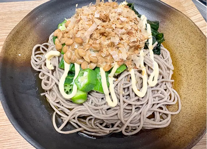 納豆とカツオ節をトッピングした画像（撮影：エニママ）