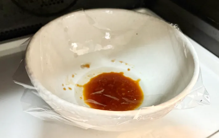 混ぜた調味料をレンジで加熱している画像（撮影：エニママ）