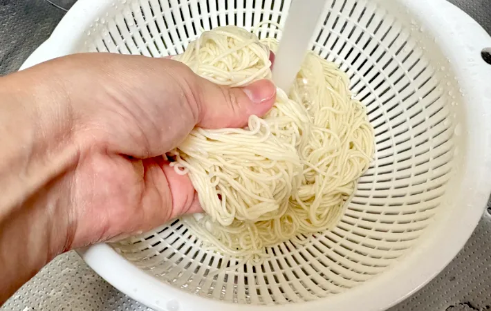 ゆでたそうめんのぬめりを取っている画像（撮影：エニママ）