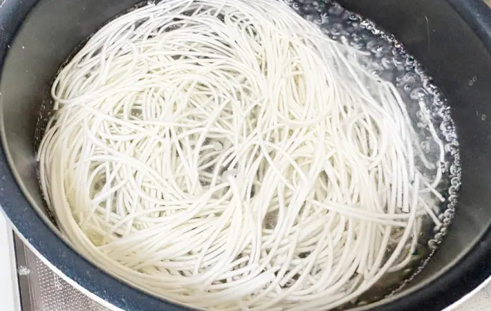 そうめんをゆでている画像（撮影：エニママ）