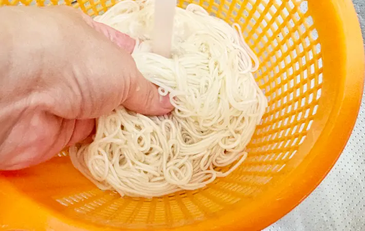 ゆでたそうめんをもみ洗いしている画像（撮影：エニママ）