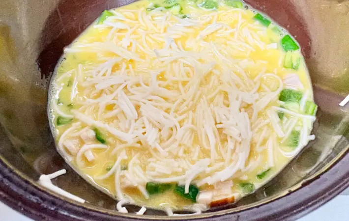 溶き卵にそうめんを加えた画像（撮影：エニママ）