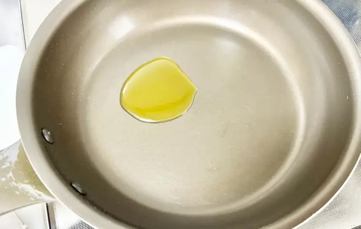 フライパンでオリーブオイルを熱している画像（撮影：エニママ）