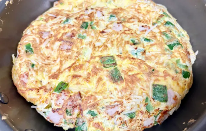 焼き色がついてひっくり返したオムレツの画像（撮影：エニママ）