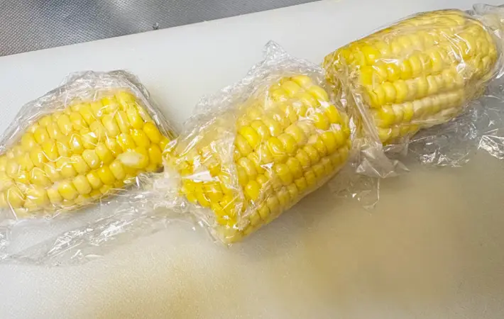 ラップしてレンジで加熱したとうもろこしの画像（撮影：エニママ）