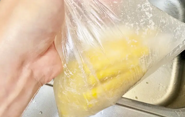 とうもろこしに片栗粉をまぶしている画像（撮影：エニママ）