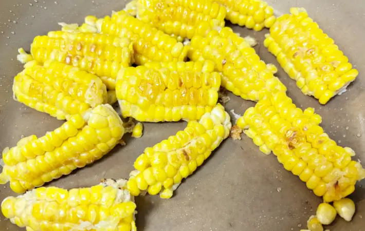 とうもろこしの側面を焼いている画像（撮影：エニママ）