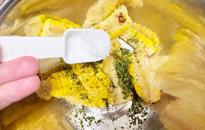ボウルにとうもろこしと調味料を入れている画像（撮影：エニママ）