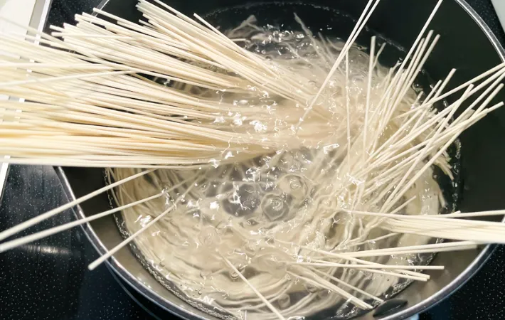 そうめんをゆでている画像（撮影：エニママ）
