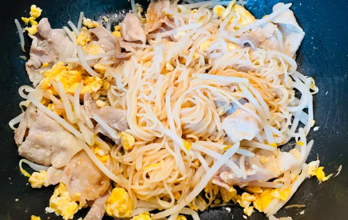 そうめん、もやし、即席みそ汁を入れて混ぜ合わせている画像（撮影：エニママ）