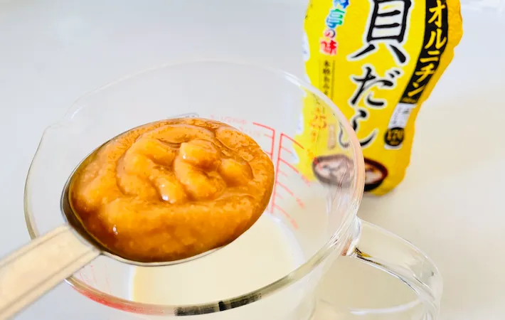 液みそ貝だしと豆乳を混ぜる画像（撮影：エニママ）