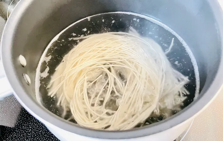 そうめんをゆでている画像（撮影：エニママ）